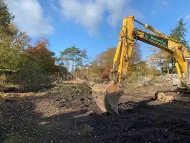 Baufeldräumnung zur Vorbereitung eines Hausbau.