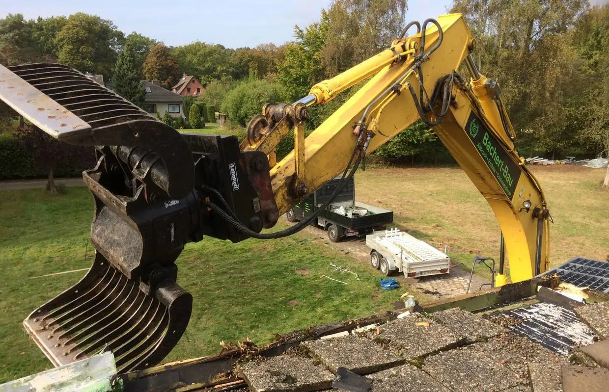 Fachgerechter Abbruch eines Wohnhauses in Hamburg durch Bachert Bau mit einem Kettenbagger