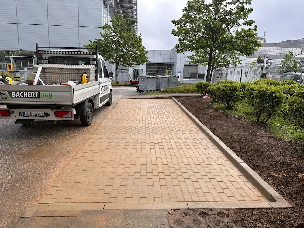 Professioneller Straßen- und Wegebau in Pinneberg: Erstellung einer hochbelastbaren Zufahrt und Pflasterfläche für Industrie und Gewerbe.